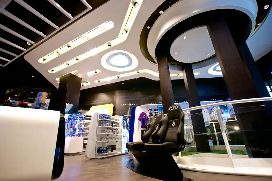 Spelen met Krijgsgevangene officieel Real Madrid Official Club Store: Shop - e-architect