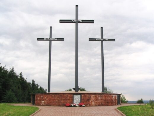 Katyn memorial Russia - three crosses - Red White House
