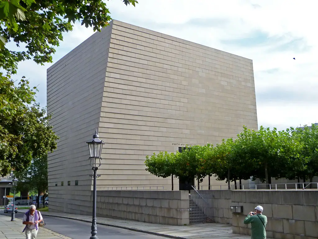 Dresden Synagogue building design by Wandel Hoefer Lorch Architekten