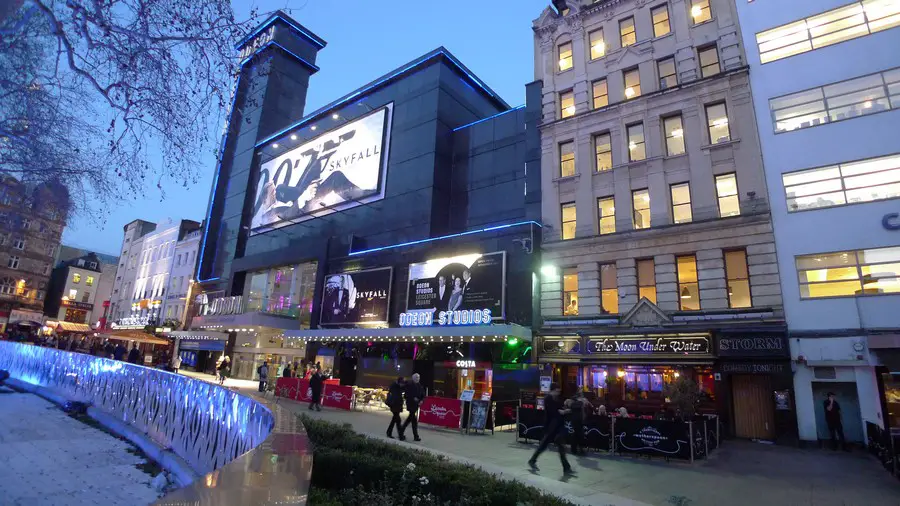 London cinemas. Кинотеатр Одеон в Лондоне. Odeon Cinema London Leicester Square. Odeon на Лестер-сквер. Лестер сквер в Лондоне.