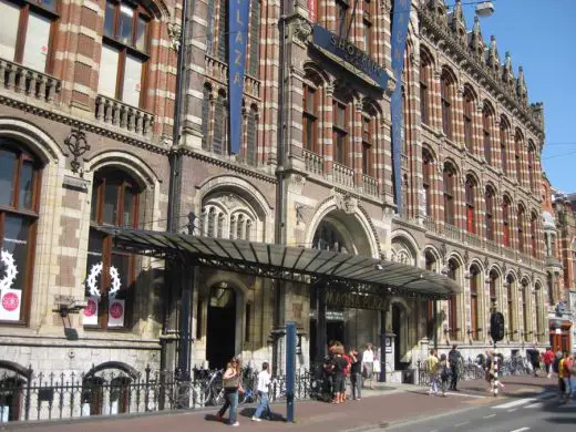 Magna Plaza Amsterdam building entry