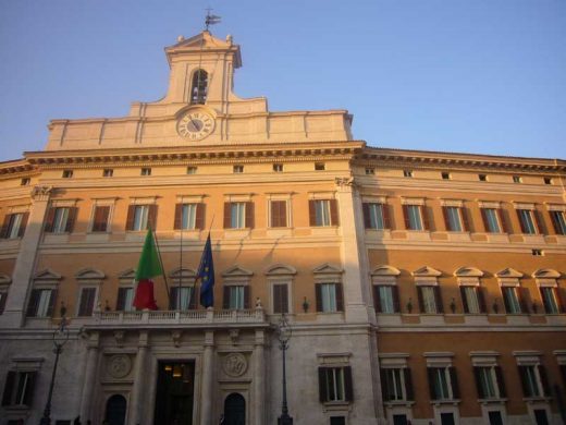 Piazza Colonna Rome, Via del Corso building