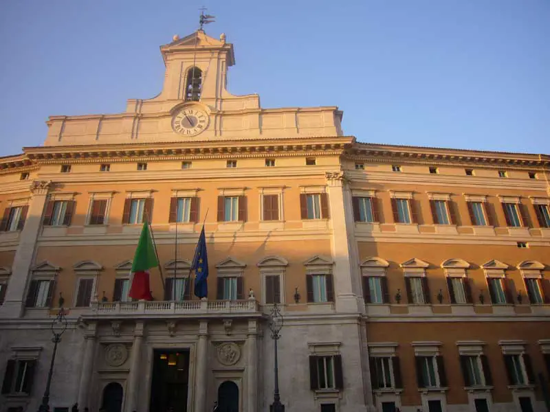 Piazza Colonna Rome, Via del Corso building