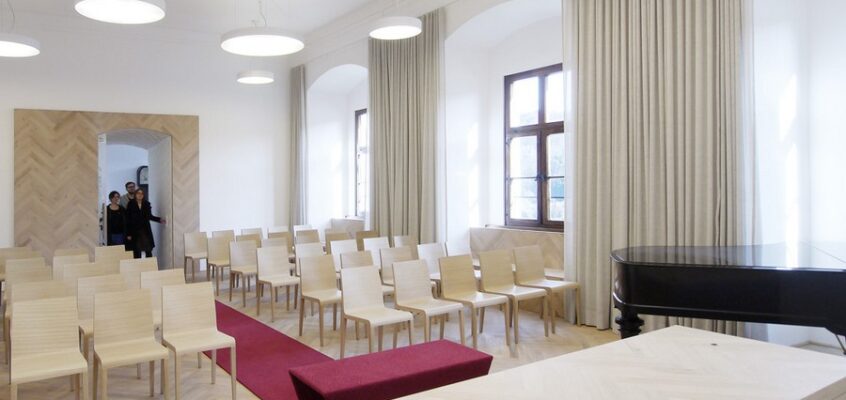 Wedding Rings, Austria: Puchenau Castle Building