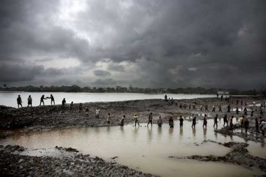 Bangladesh flooding dyke human chain