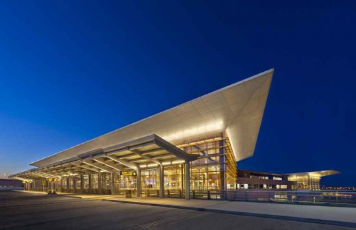 Winnipeg Airport Terminal, Manitoba building by Pelli Clarke Pelli Architects