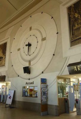 Gare Versailles-Chantier : Paris Railway Station clock