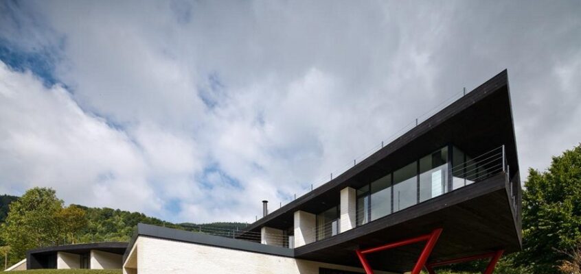 Hotel Atra Doftana, Romanian Building