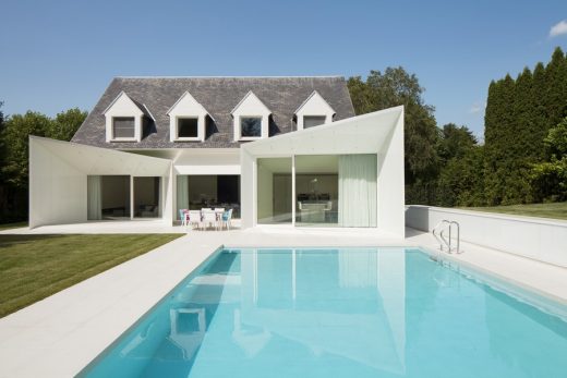 Contemporary Wemmel Residence design by dmvA