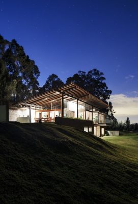 Ecuador house design by Diez + Muller Arquitectos