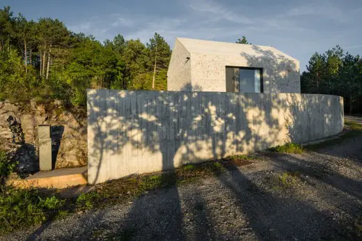 Compact Karst House in Slovenia, Vrhovlje