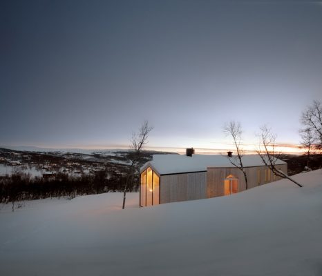 Split View Mountain Lodge design by Reiulf Ramstad Architects