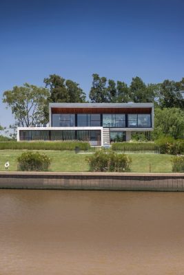 Buenos Aires Yacht Club House building by Estudio Ramos