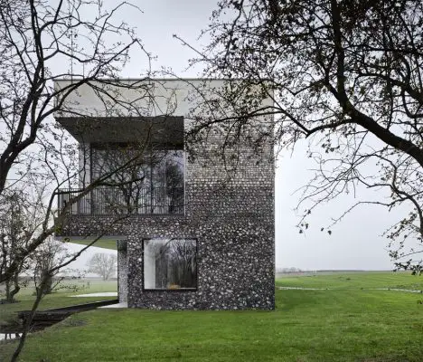 Flint house in Buckinghamshire by Skene Catling de la Peña