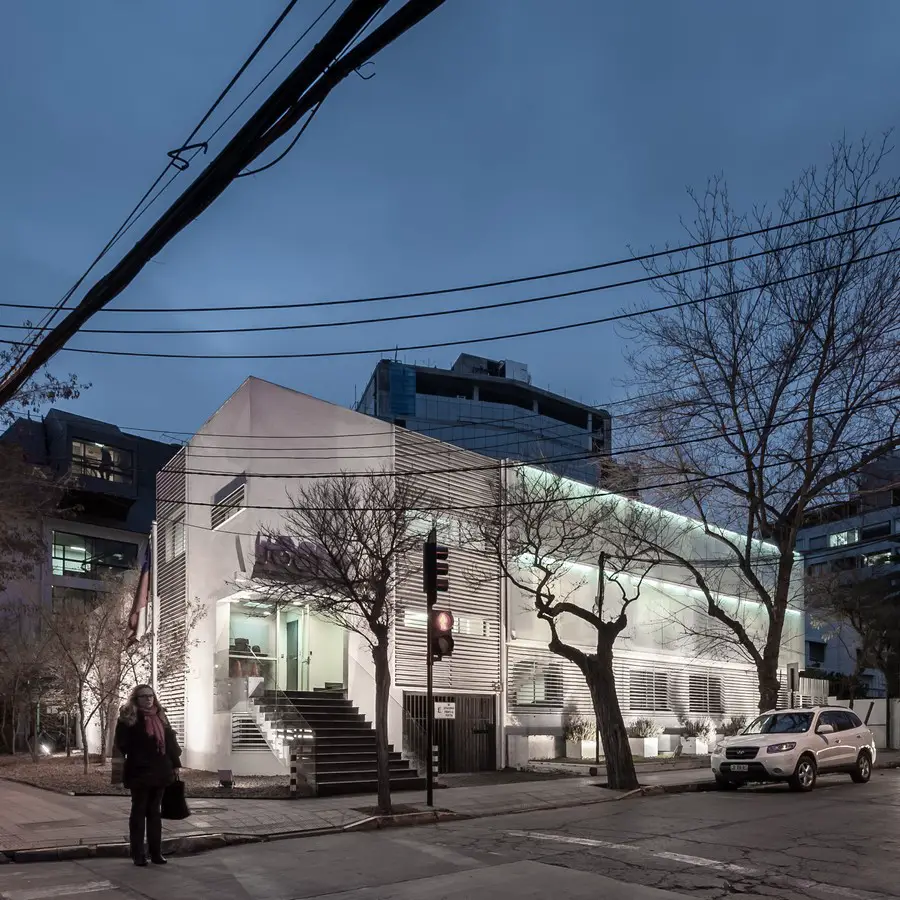 Offices for the Traffic Control Operations Unit in Santiago