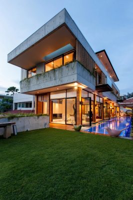 Contemporary Singaporean Home design by AAMER Architects