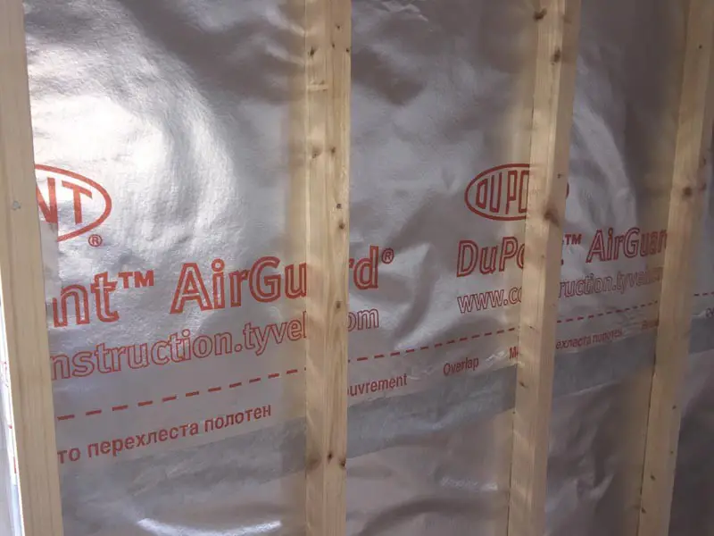 Купить пароизоляцию для стен. Пароизоляция Dupont AIRGUARD. Tyvek пароизоляционная мембрана AIRGUARD sd5. Фольгированная мембрана Тайвек. Tyvek AIRGUARD Reflective.