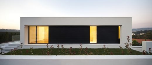 Modern home in Portugal design by AZO. Sequeira Arquitectos