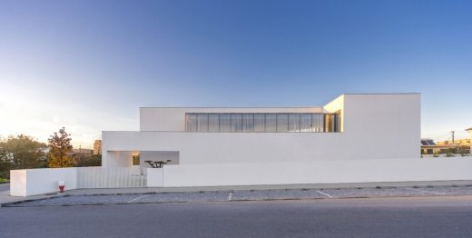 Modern home in Portugal design by AZO. Sequeira Arquitectos