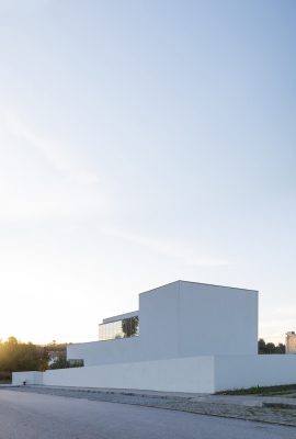 Modern property in Portugal design by AZO. Sequeira Arquitectos