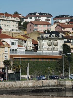 Ampliación de edificio modernista para aulario en Sada