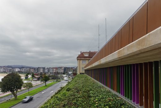 Ampliación de edificio modernista para aulario en Sada