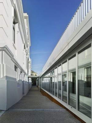 Ampliación de edificio modernista para aulario en Sada