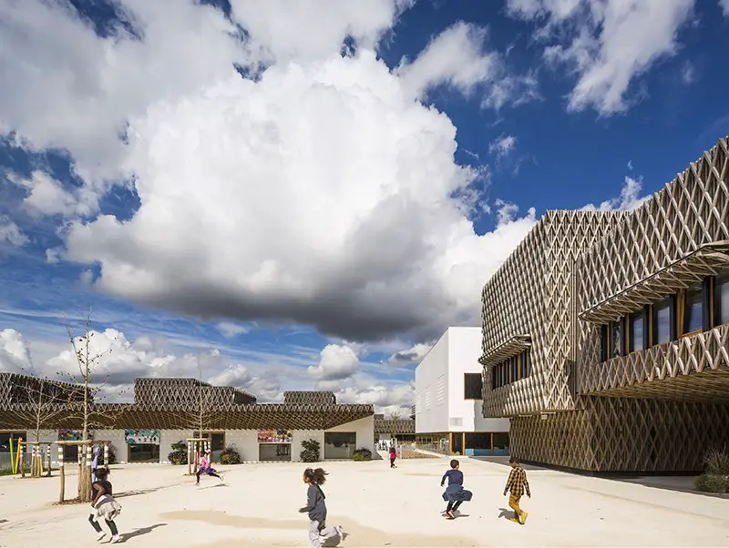 Ecole louis De vion Montévrain school buildng in France