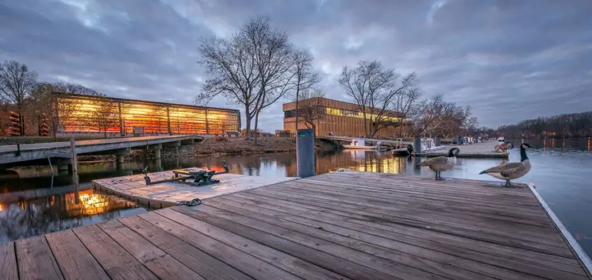 Boathouses: Waterfront Buildings for Boats