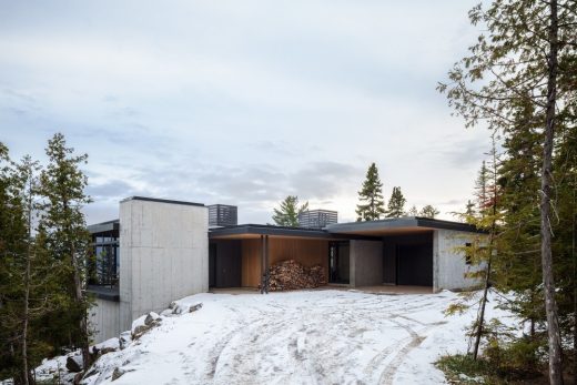 Long Horizontals House in Petite-Riviere-Saint-Francois