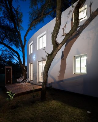 White Curve Housing in Cordoba