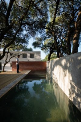 White Curve Housing in Cordoba