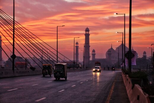 Pakistan real estate development - Badshahi Mosque building