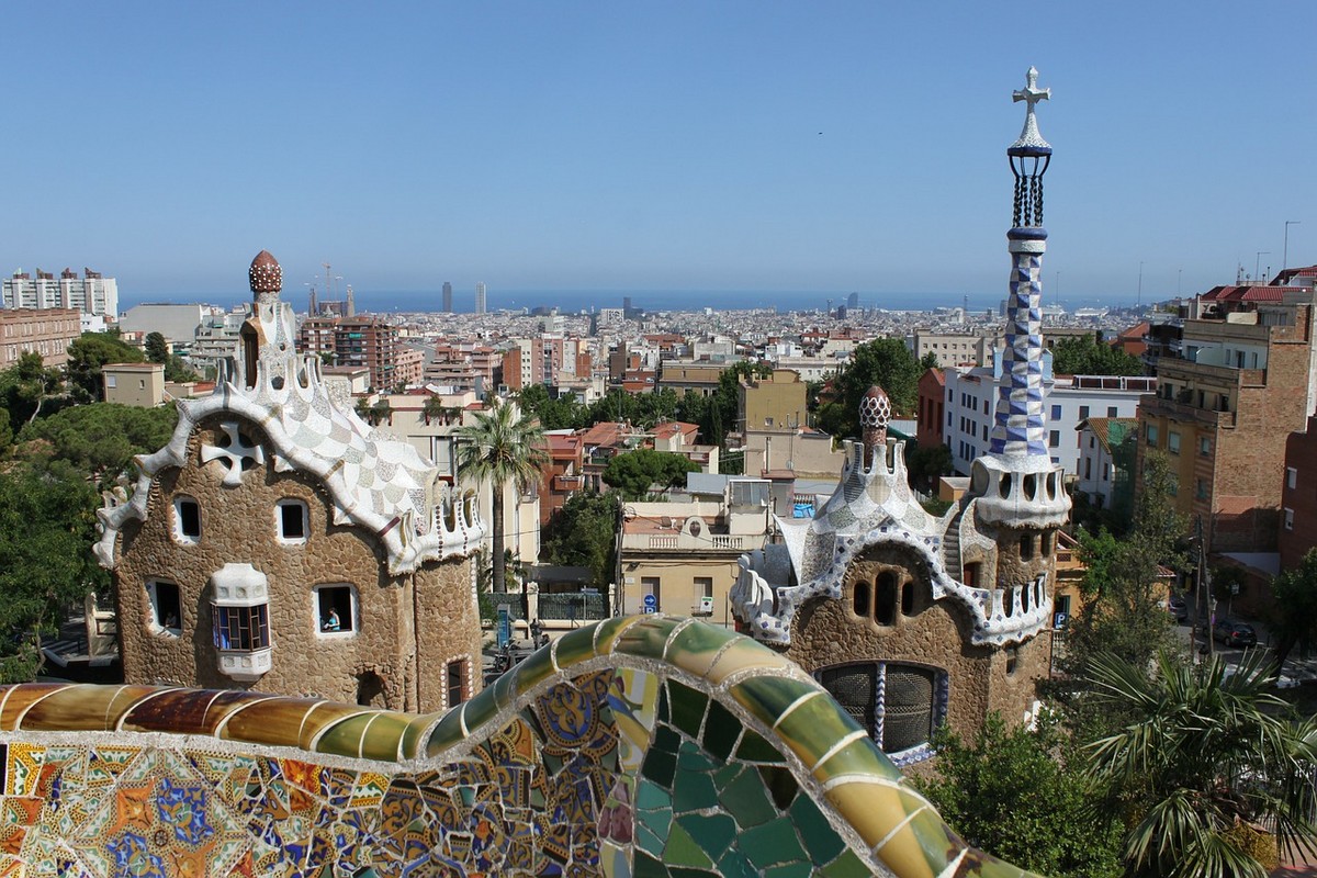 Professionals analyze the most amazing structures - Parc Guell