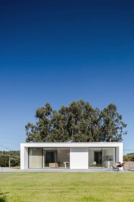 Vila do Conde home design by Raulino Silva Architect