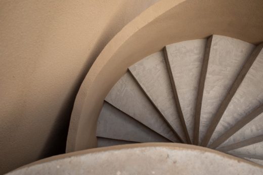 Dois Trópicos in Pinheiros staircase