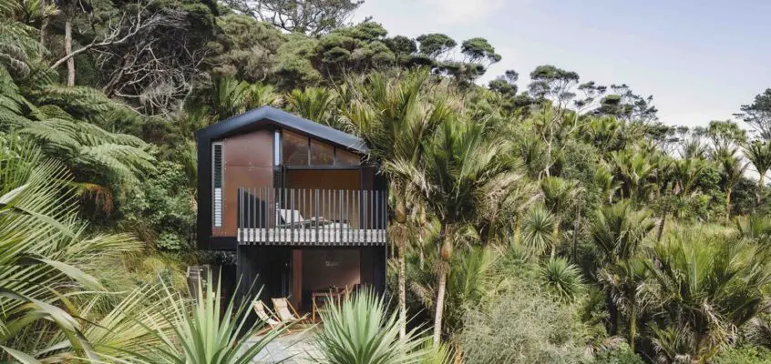 Karekare Bach, New Zealand beach cabin