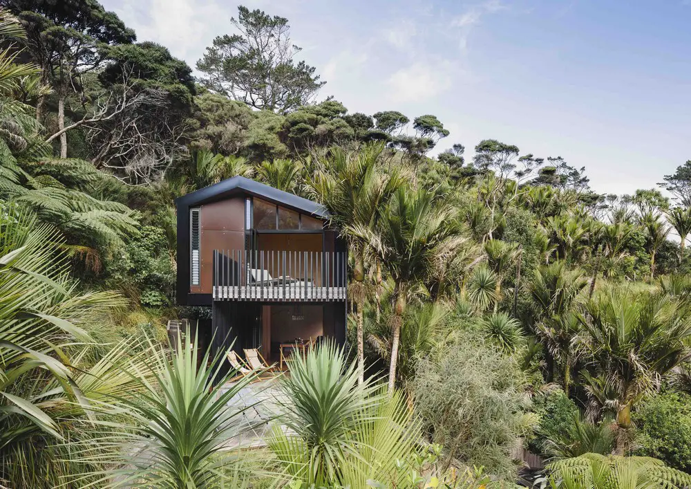 Karekare Bach, New Zealand beach cabin