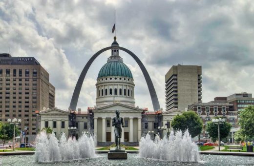 St. Louis Arch and Courthouse with fountain