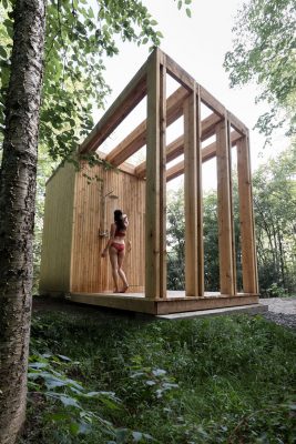 hinterhouse Québec retreat outside shower woman