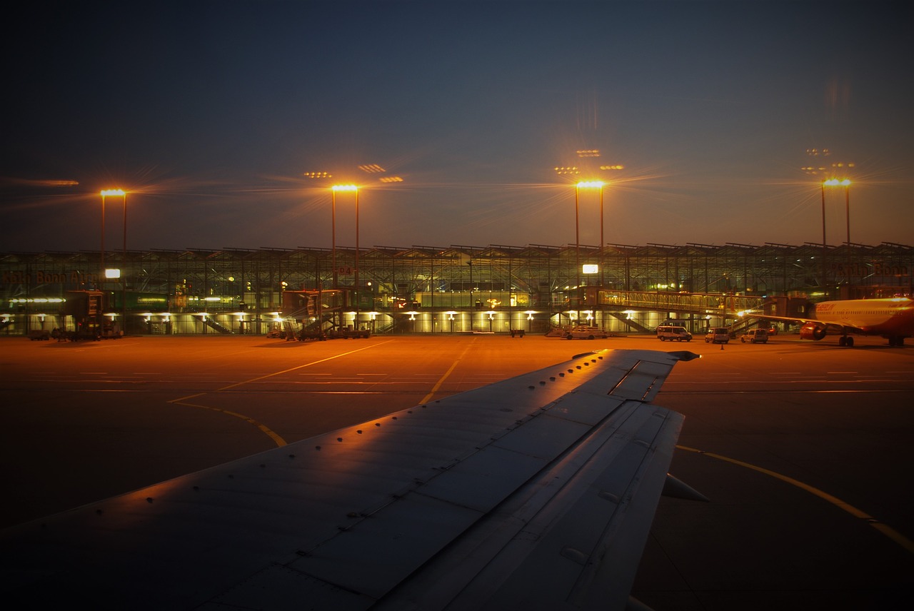 Cologne Airport - Flood lights will light up house surroundings