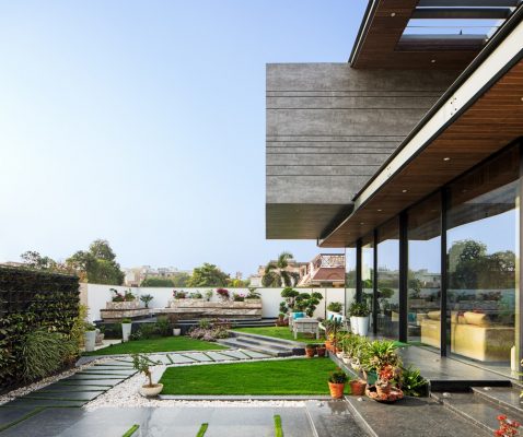 Cantilever House, Ghaziabad, Uttar Pradesh garden