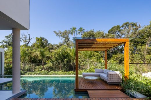 Luxury Brazil home design by Raiz Arquitetura