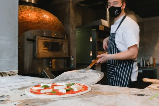 Differences between a wood-fired oven and a regular oven