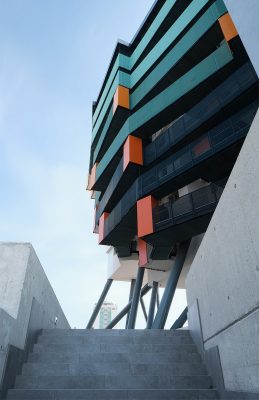 Le bâtiment descendant l’escalier, Jesolo, Italy