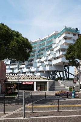 Le bâtiment descendant l’escalier, Jesolo