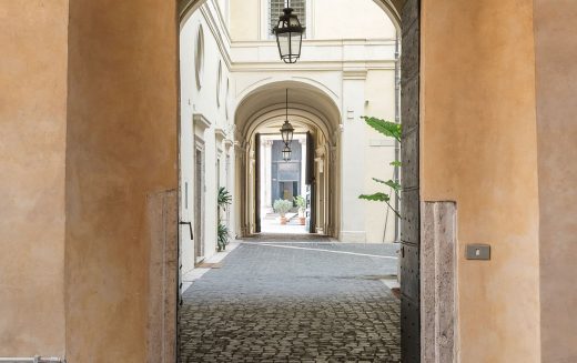 Palazzo Albertoni Spinola Rome, Giacomo della Porta arch