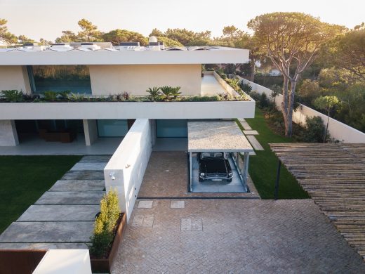 Disappearing car lift in Quinta da Marinha villa