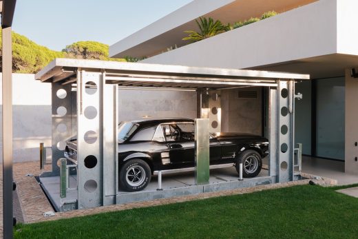 Disappearing car lift in Quinta da Marinha villa