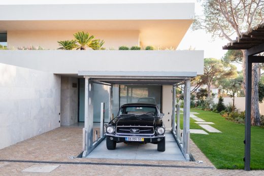 Disappearing car lift in Quinta da Marinha villa